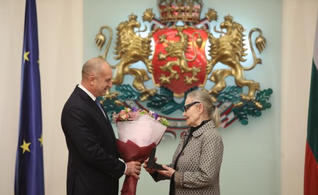 Радев удостои Цветана Манева с Почетен знак на президента (СНИМКИ)