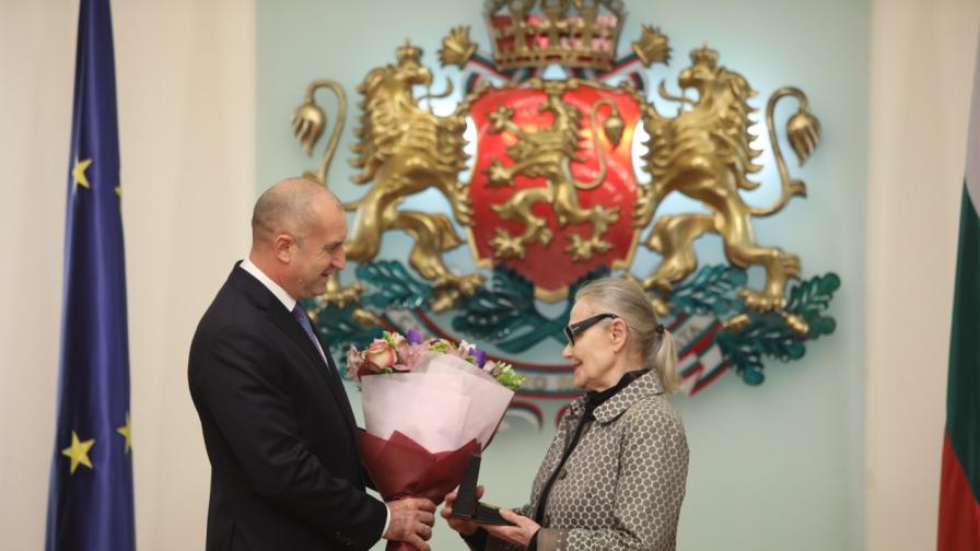 Радев удостои Цветана Манева с Почетен знак на президента (СНИМКИ)