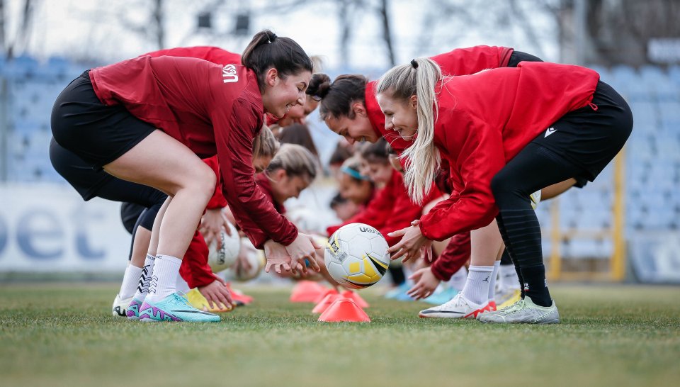 Тренировка на женския национален отбор по футбол преди баража с1