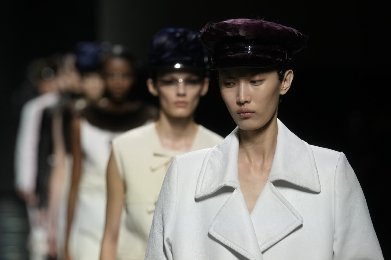 <p>Италианската луксозна марка &quot;Прада&quot; обяви, че е обърнала поглед към миналото за най-новата си линия дамски облекла, представена на Седмицата на модата в Милано в четвъртък.</p>