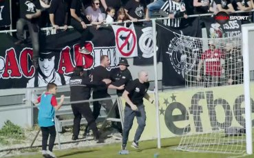 Бесни фенове на Локомотив Пловдив нахлуха на терена (видео)
