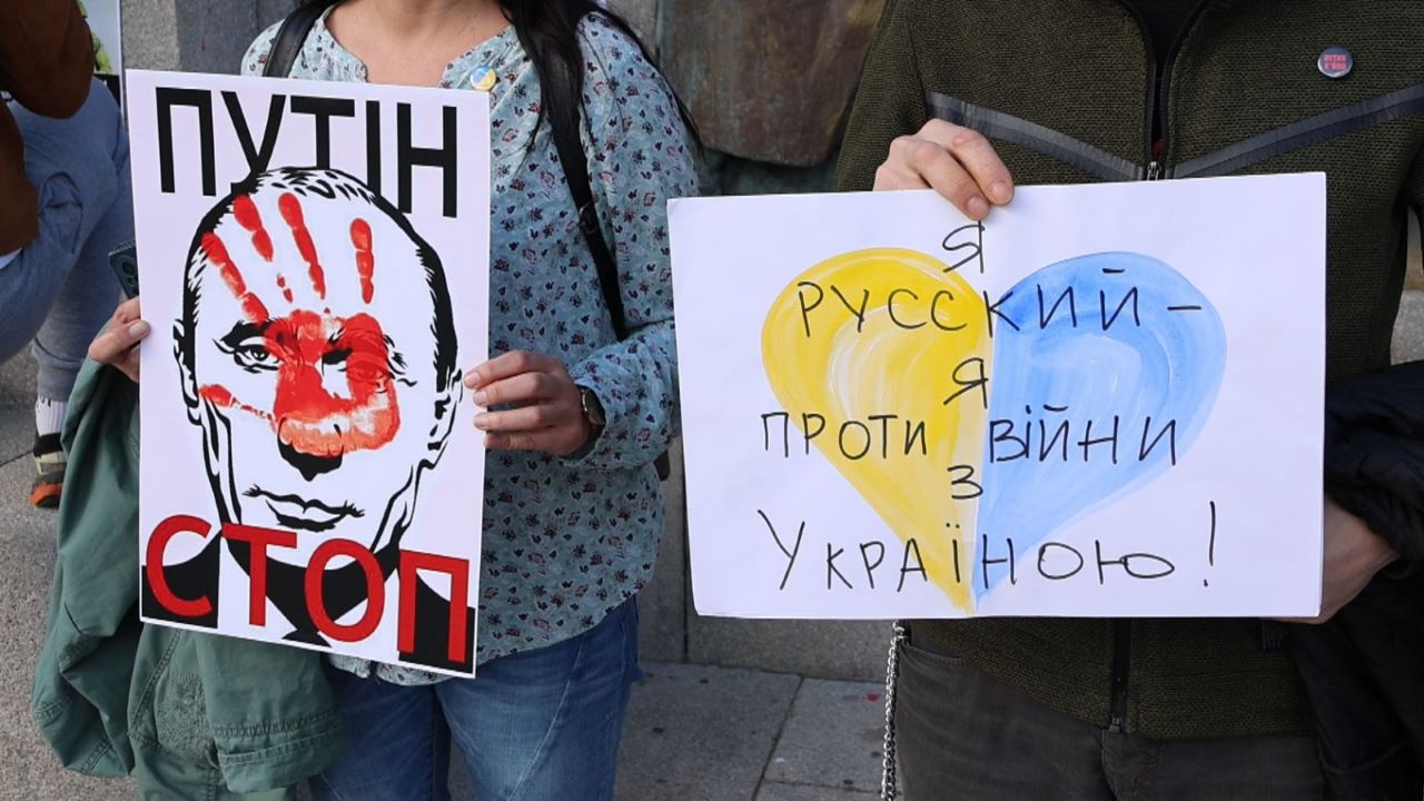 <p>Антивоенен митинг срещу войната в Украйна се проведе пред паметника на Альоша в Бургас. Днес се навършват две години от нахлуването на Путин в независимата и суверенна държава, припомнят организаторите.</p>