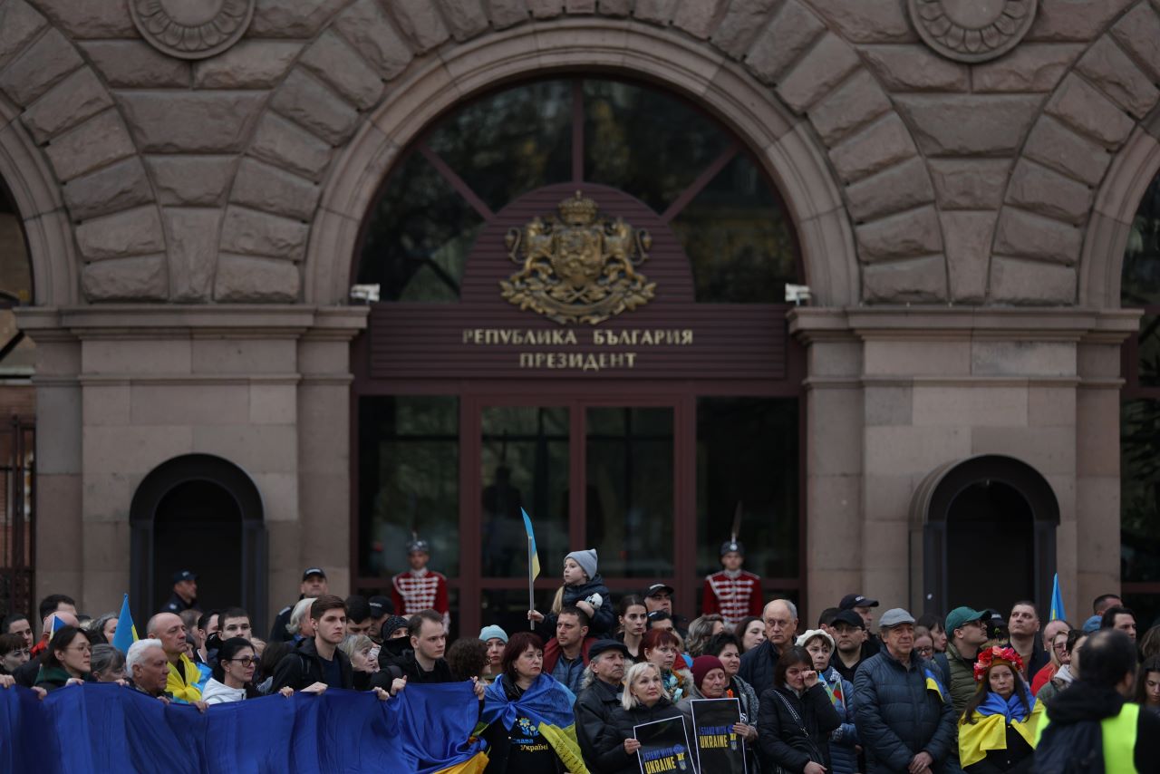 <p>Граждани се събраха в София, пред президентството за шествие под надслов &quot;Украйна: Две години борба за живот, свобода и демокрация! Две години ЗАЕДНО и до победата на Украйна&quot;. Шествието тръгна от площада пред президентството в посока Орлов мост. Гражданите се движат по бул. &quot;Цар Освободител&quot; с кордон.</p>