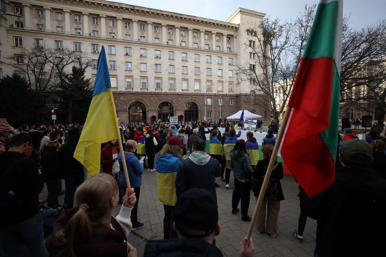 <p>Граждани се събраха в София, пред президентството за шествие под надслов &quot;Украйна: Две години борба за живот, свобода и демокрация! Две години ЗАЕДНО и до победата на Украйна&quot;. Шествието тръгна от площада пред президентството в посока Орлов мост. Гражданите се движат по бул. &quot;Цар Освободител&quot; с кордон.</p>