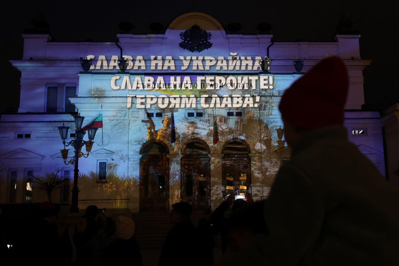 <p>Тази вечер сградите на Народното събрание и Министерския съвет са осветени в цветовете на украинското знаме. Посланието на този акт е България да даде кураж на украинците да продължават своята героична битка, но и да покаже, че не са сами в нея, заявиха от пресслужбата на правителството.</p>