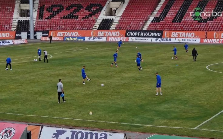 Локомотив София и Крумовград вече загряват преди мача в 
