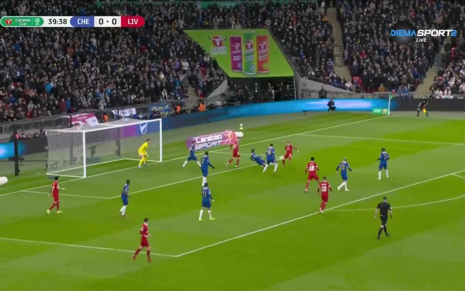 В 40-а минута Ливърпул организира добра атака, а Робъртсън получи