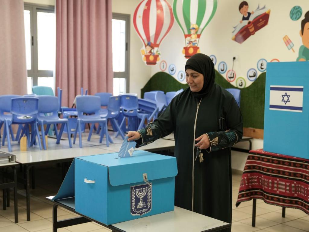 Израелските избиратели започнаха да гласуват на местни избори които първоначално