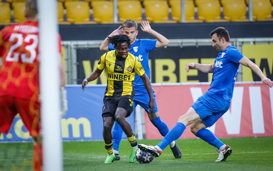 След половин час игра Укаки напредна отляво, успя да намери