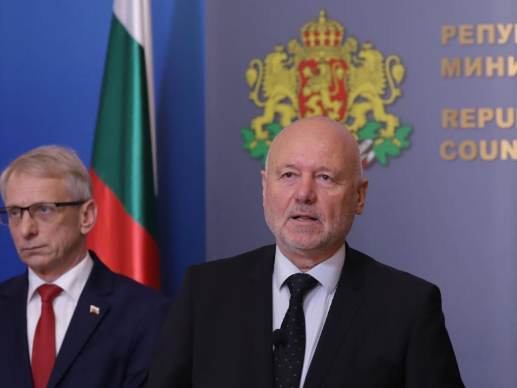 Министър председателят Николай Денков и военният министър Тодор Тагарев декларираха пред