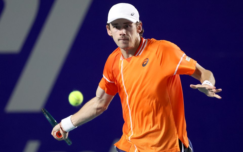 Алекс де Минор продължава успешно защитата на титлата си на