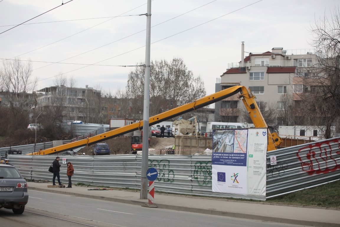 <p>Кран падна на строежа на метрото.</p>