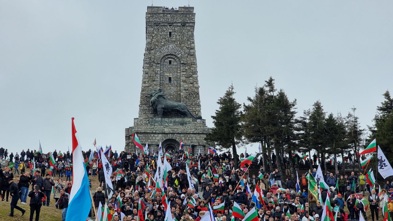 <p>Десетки хиляди българи се събраха край Паметника на свободата по повод отбелязването на националния празник на България и 146-ата годишнина от Освобождението на страната ни.</p>