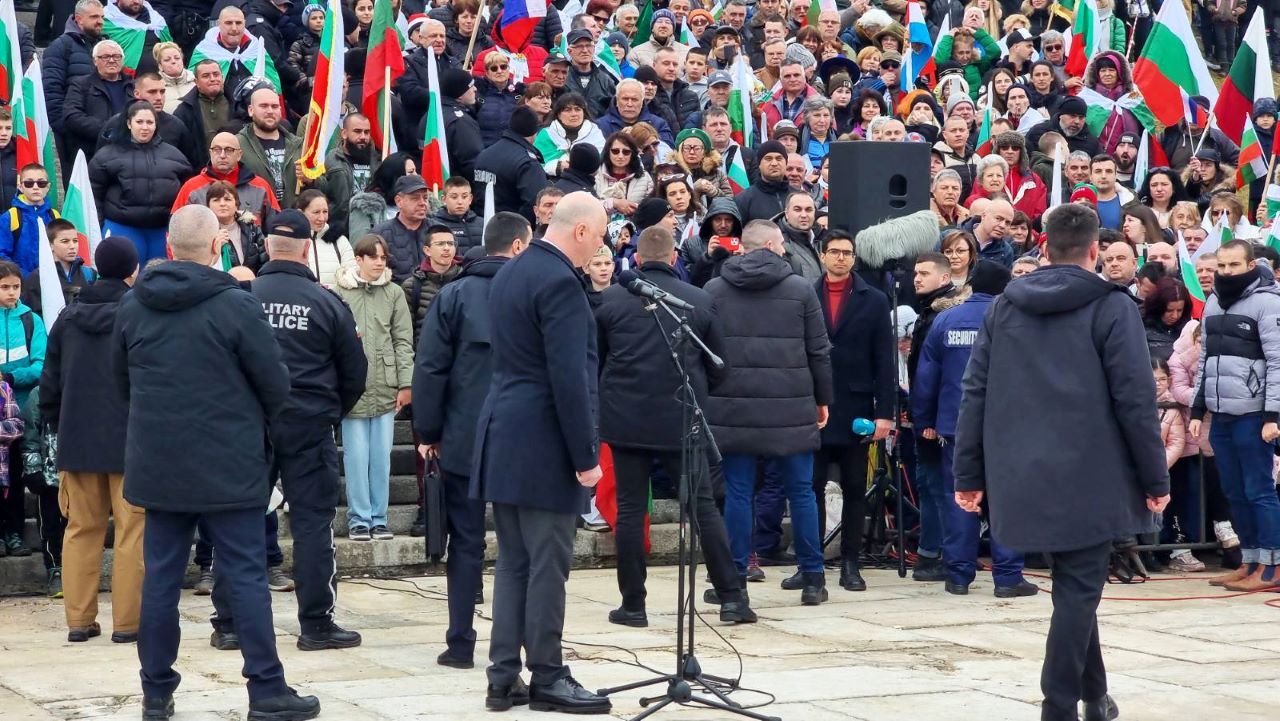 <p>Десетки хиляди българи се събраха край Паметника на свободата по повод отбелязването на националния празник на България и 146-ата годишнина от Освобождението на страната ни.</p>
