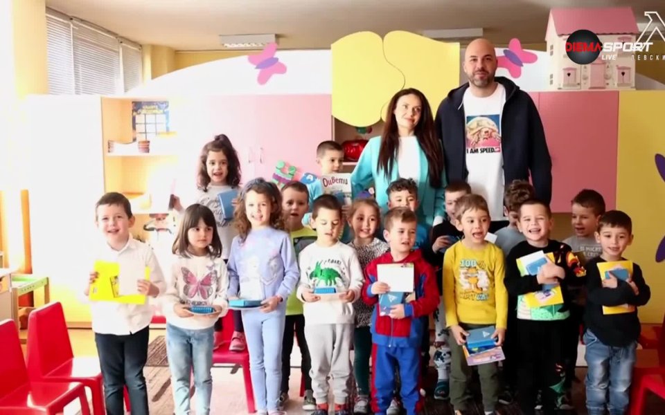 Стражът на Левски Николай Михайлов зарадва деца от столична болница.