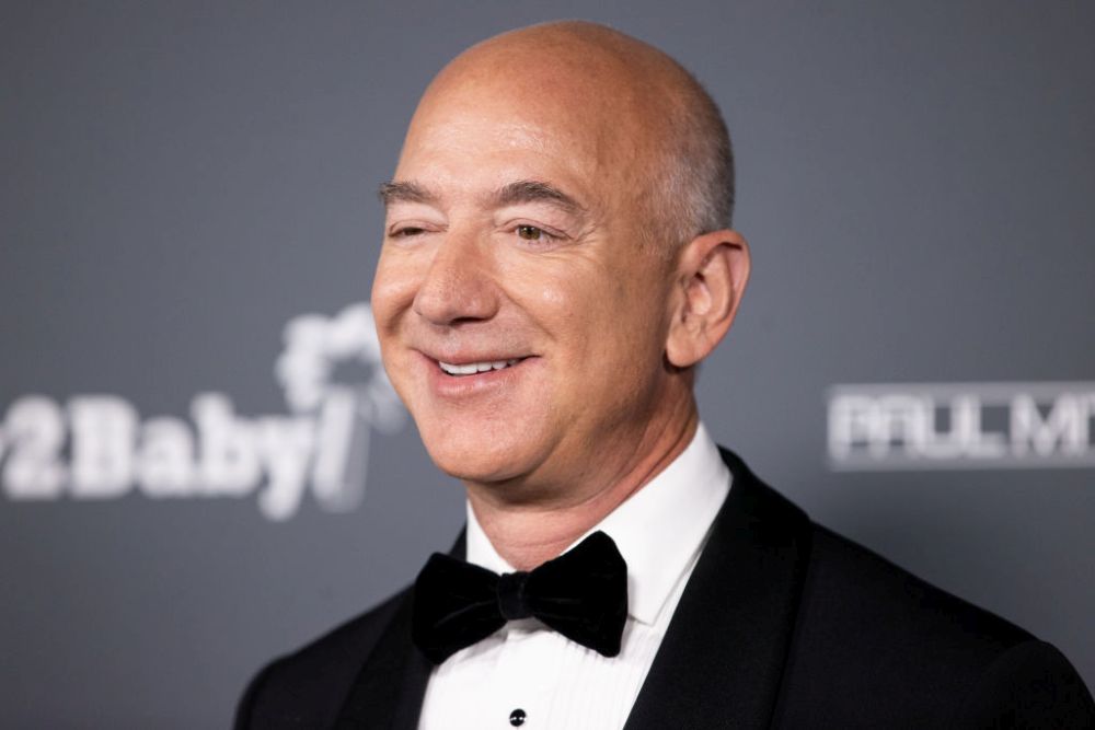 <p><strong>Джеф Безос: Касиер в McDonald&rsquo;s</strong></p>

<p>Основателят на Amazon и един от най-богатите хора в света също започнал скромно. Като тийнейджър Безос работил в McDonald&rsquo;s. През първата седмица трябвало да почисти огромен разлив от кетчуп заради счупен диспенсър. <em><strong>&bdquo;Дадоха ми почистващ разтвор и ми казаха: &lsquo;Оправяй се!&ldquo;</strong></em>, разказва той.Там се формирали дисциплината и работната му етика, които по-късно му помогнали да изгради империята Amazon.</p>
