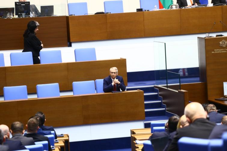 Депутатите гласуват оставката на премиера Николай Денков
