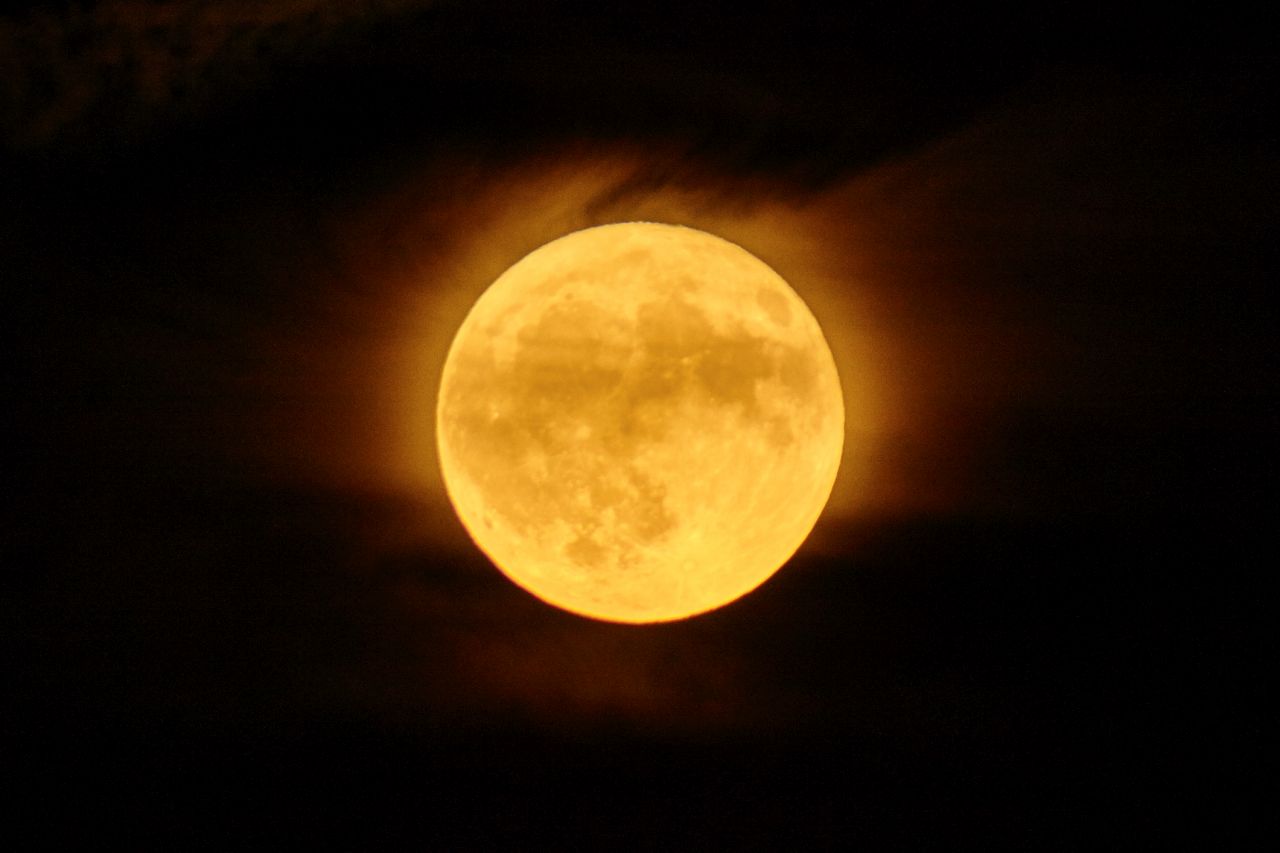 Астрофотограф засне парашутист, прелитащ точно пред Слънцето – снимка, каквато светът не е виждал