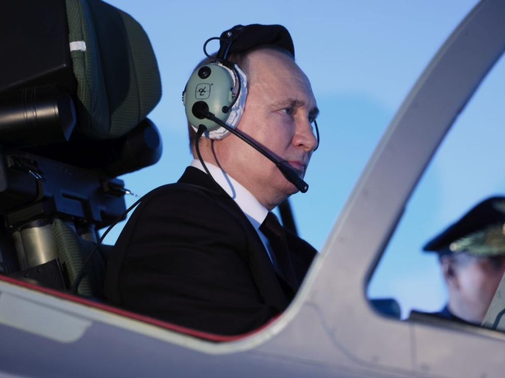 Владимир Путин е заснет в пилотската кабина на летателен симулатор