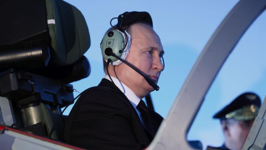 Путин празнува Международния ден на жената в пилотска кабина