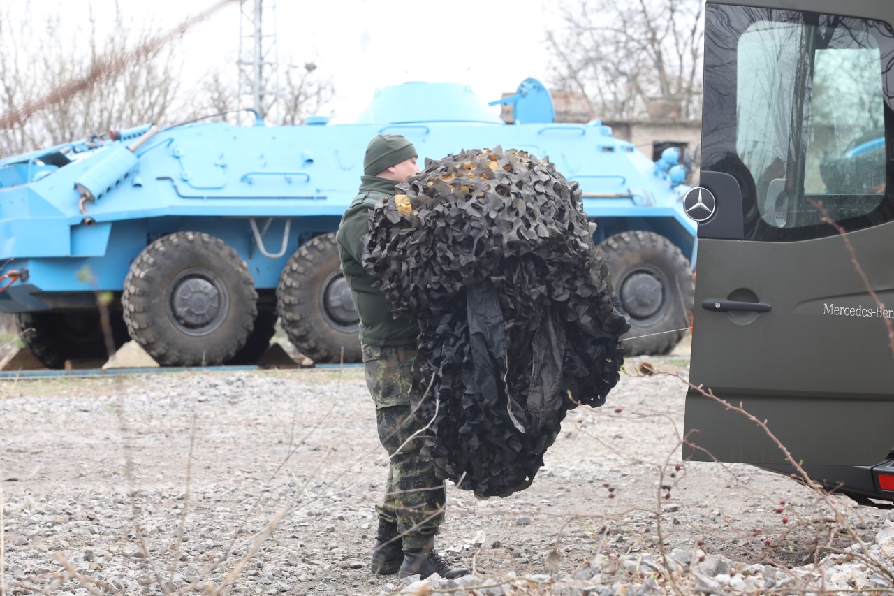 <p>Натовариха и маскираха БТР-те за Украйна на гара Курило.</p>