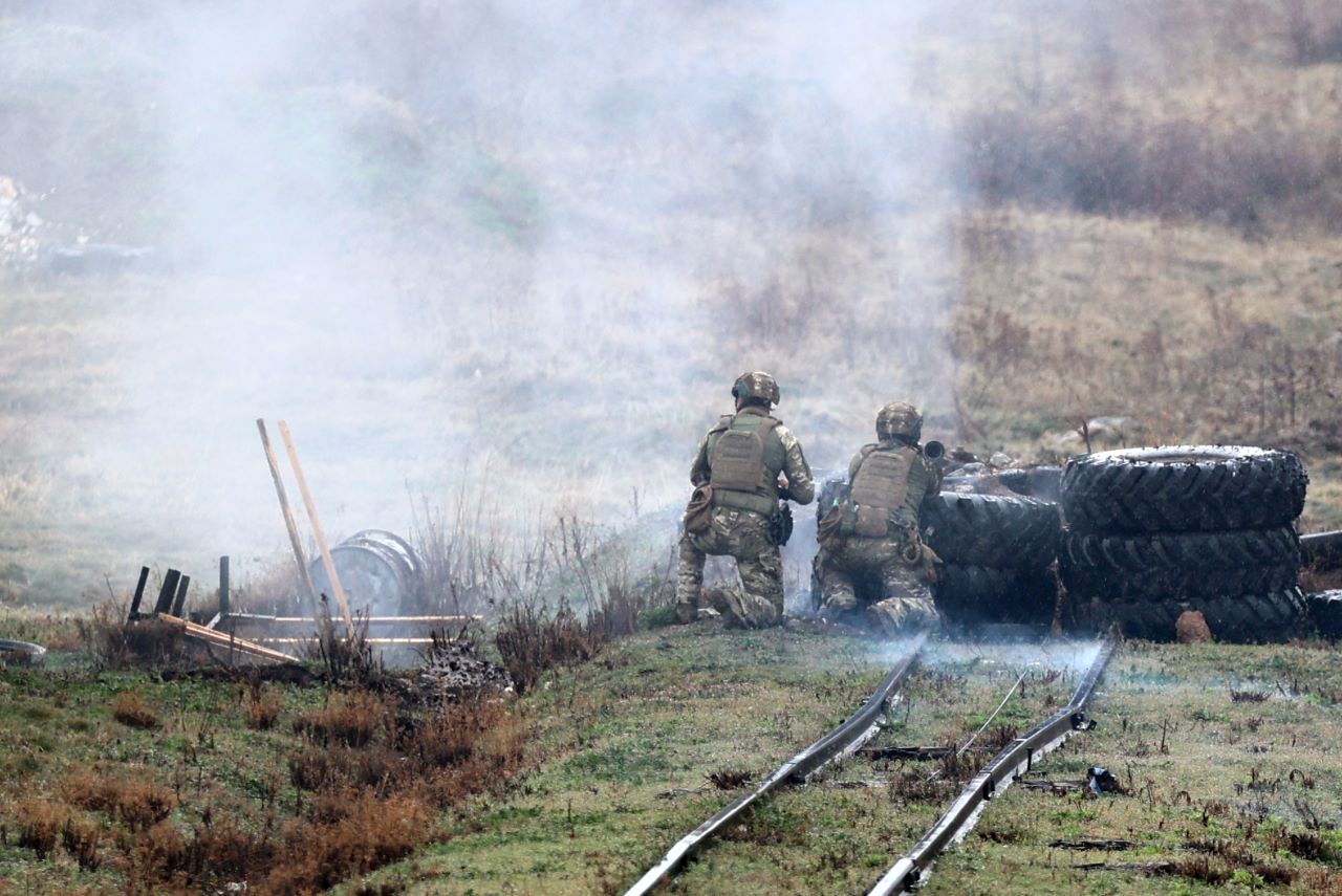 <p>Български, румънски и американски военнослужещи демонстрираха способности по време на Деня за високопоставени гости и медии на многонационалното учение Trojan Footprint 24, който се състоя в района на учебно-тренировъчния комплекс &bdquo;Црънча&ldquo; в Пазарджишка област.</p>