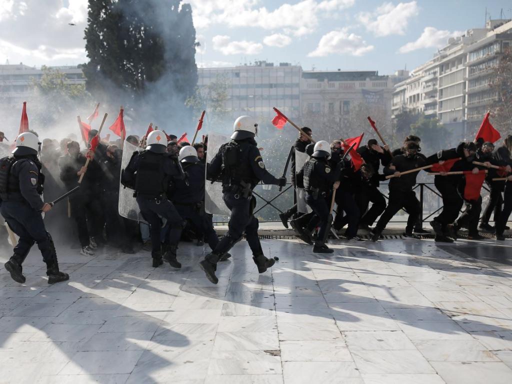 Сблъсъци между протестиращи и полицията избухнаха в гръцката столица Атина.Пред