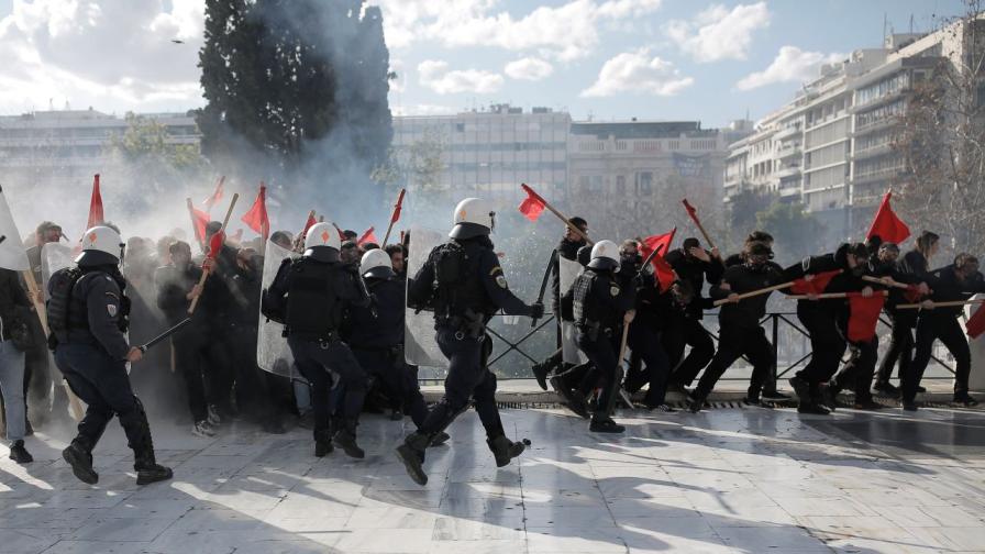 <p>Напрежение между полиция и протестиращи в Атина (СНИМКИ)</p>