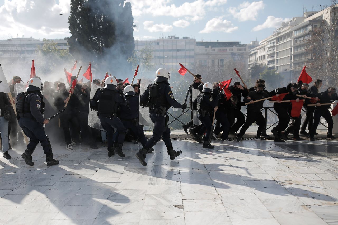 <p>Сблъсъци между протестиращи и полицията избухнаха в гръцката столица Атина. Пред сградата на парламент на площад &quot;Синтагма&quot; демонстранти са хвърляли коктейли Молотов срещу полицията, а поне 10 души са били задържани, предаде ЕРТ.</p>