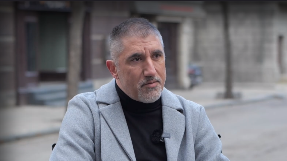 Познаваме го от малкия и големия екран, както в български,