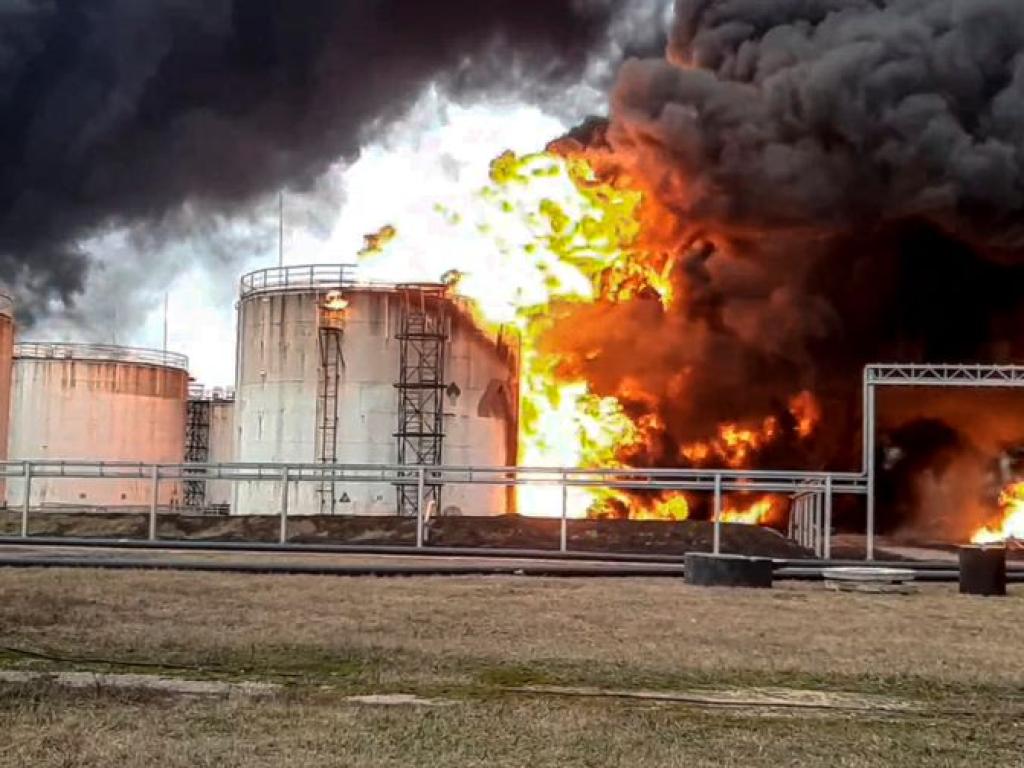 Un entrepôt pétrolier incendié dans la ville russe d'Orel après une attaque de drone ukrainien – Le Monde