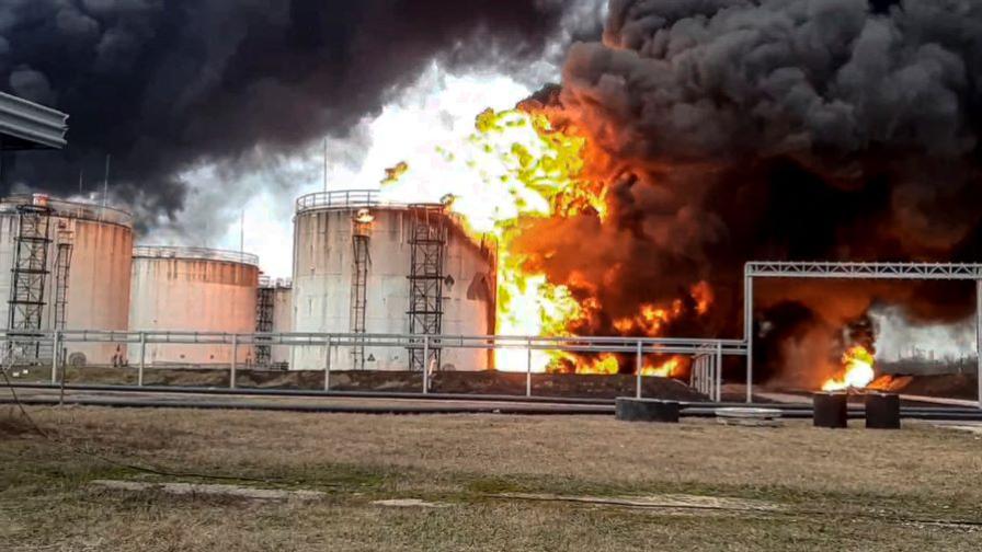 Два петролни склада в Русия горят след украински атаки с дронове