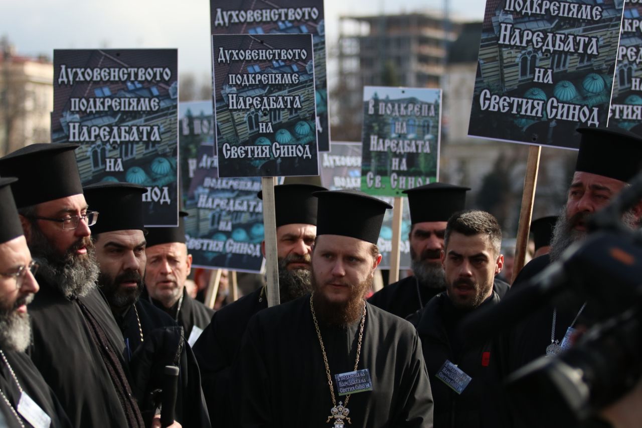 <p>Свещеници на протест пред Светия Синод заради избора на нов митрополит на Сливен</p>