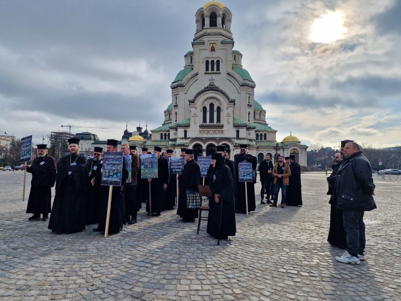 <p>Свещеници на протест пред Светия Синод заради избора на нов митрополит на Сливен</p>