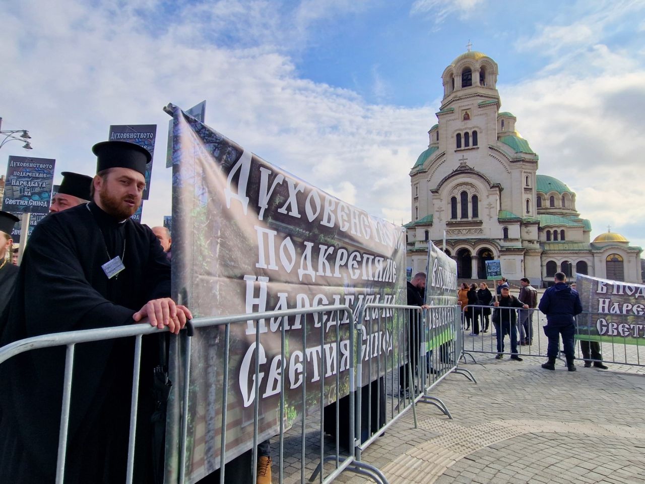 <p>Свещеници на протест пред Светия Синод заради избора на нов митрополит на Сливен</p>