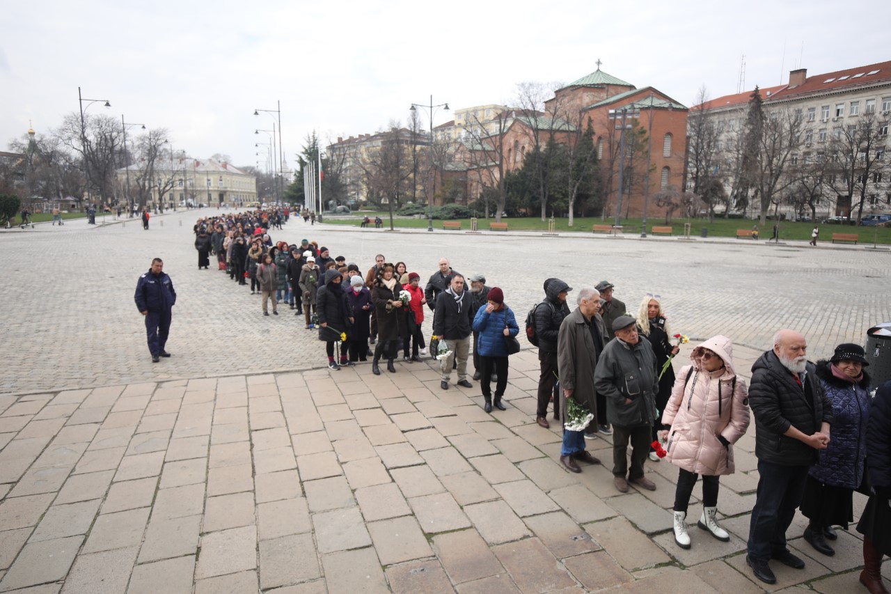 <p>Тленните останки на Негово Светейшество българския патриарх и Софийски митрополит Неофит са изложени вече за поклонение в патриаршеската катедрала &quot;Св. Александър Невски&quot;, а погребението му ще е на 16 март.</p>