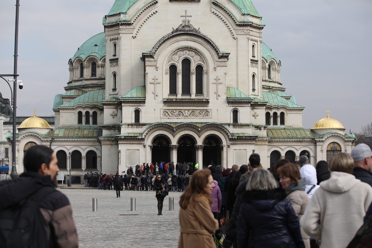 Тленните останки на Негово Светейшество българския патриарх и Софийски митрополит Неофит са изложени вече за поклонение в патриаршеската катедрала "Св. Александър Невски", а погребението му ще е на 16 март.