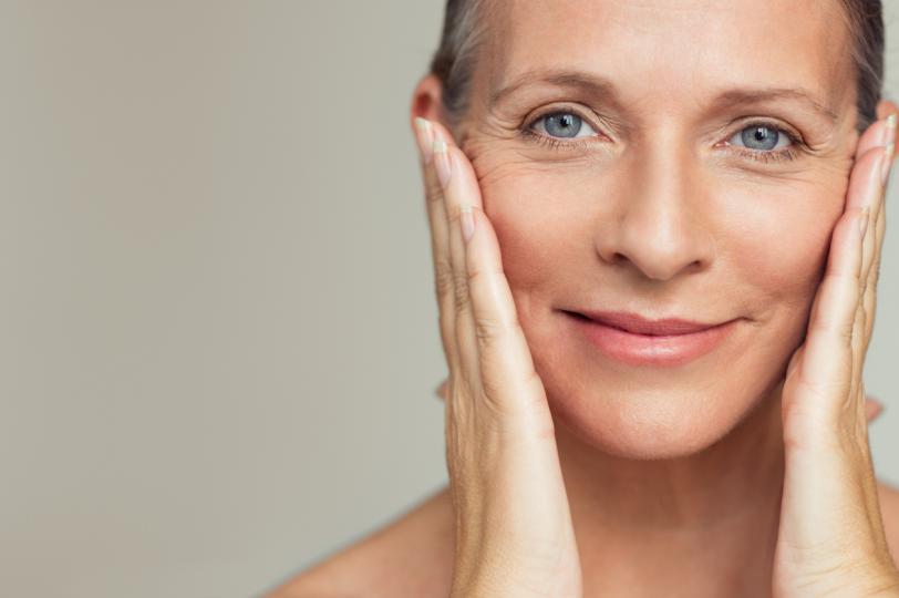 <p><b>Тип стареене с фини бръчки</b><br />
Тук се запазва овалната форма на лицето, но то е покрито с мрежа от малки бръчки. Те започват да се появяват доста рано - още към 30-годишна възраст. Около 10% от жените имат такъв тип кожа. Тази визия е често срещана сред по-слабите дами със суха и тънка кожа, овално или издължено лице, тънки устни и изразени скули. В по-ранни години те се гордеят с идеална кожа с равномерна текстура. По-късно обаче тъканта се покрива с мрежа от бръчки по бузите, под очите, около носа и над горната устна. За представителките на този тип кожа обикновено се казва, че &bdquo;остаряват като катедрали&ldquo;. Жените от този тип трябва да пият повече вода, тъй като кожата е дехидратирана. Най-често за по-добър външен вид се предписват биоревитализанти, за да се попълни хидрорезервът на кожата, и това са препарати с хиалуронова киселина. <strong>Процедури като мезотерапия, биоревитализация, ботулинова терапия за бръчки, лазерен&nbsp;СО2&nbsp;рисърфисинг и радиочестотен RF лифтинг също работят много добре в случая, споделя експертът.</strong><br />
&nbsp;</p>