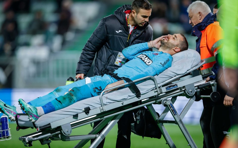 Стражът на Локомотив София Александър Любенов е със счупена скула и