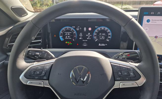  Сензорните бутони от кормилото за изчезнали, тъй като търпеха огромна рецензия, а в дусната страна се вижда новия комутатор на трансмисията. 