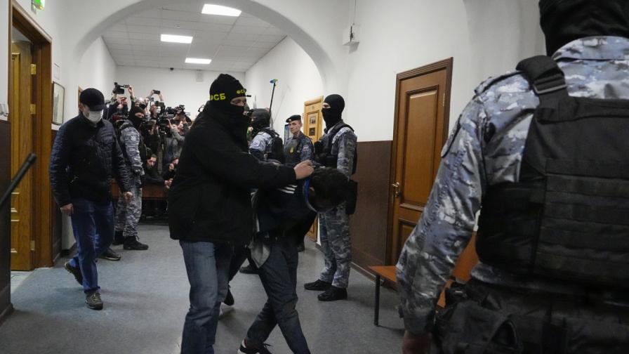 Обвинените за атентата в Москва остават в ареста