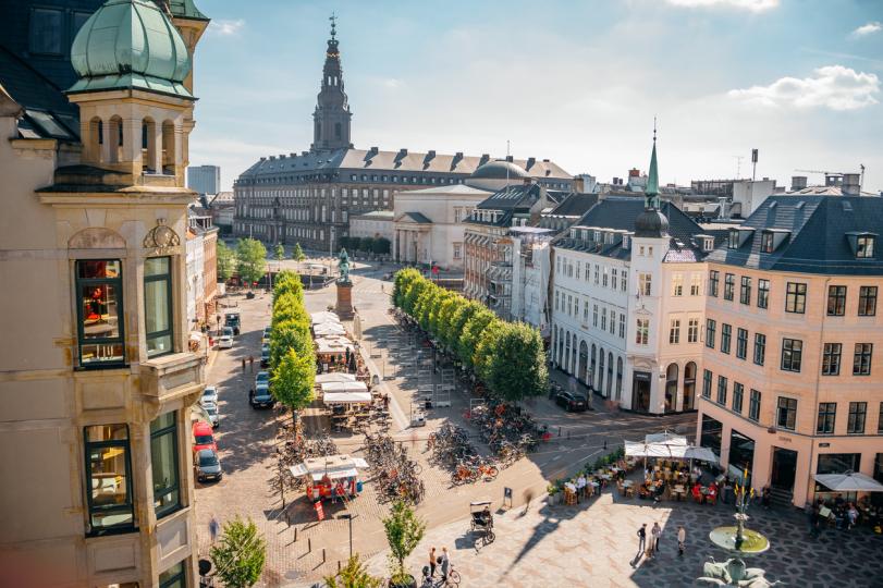 <p><strong>Дания</strong></p>

<p>Една от най-безопасните страни в света, Дания е известна със своята великолепна архитектура (включително световноизвестни замъци) и прекрасни канали. Докато туристите обичат да изследват многобройните чудеса на Дания, Global Peace Index обича страната заради ниските нива на престъпност, което я прави безопасна дестинация за предпазливите пътешественици.</p>