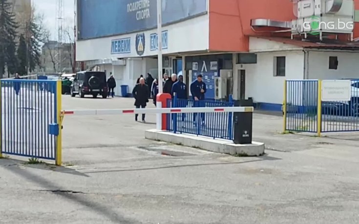 Вижте как Сираков поздрави Билал Бари след завръщането му (видео)