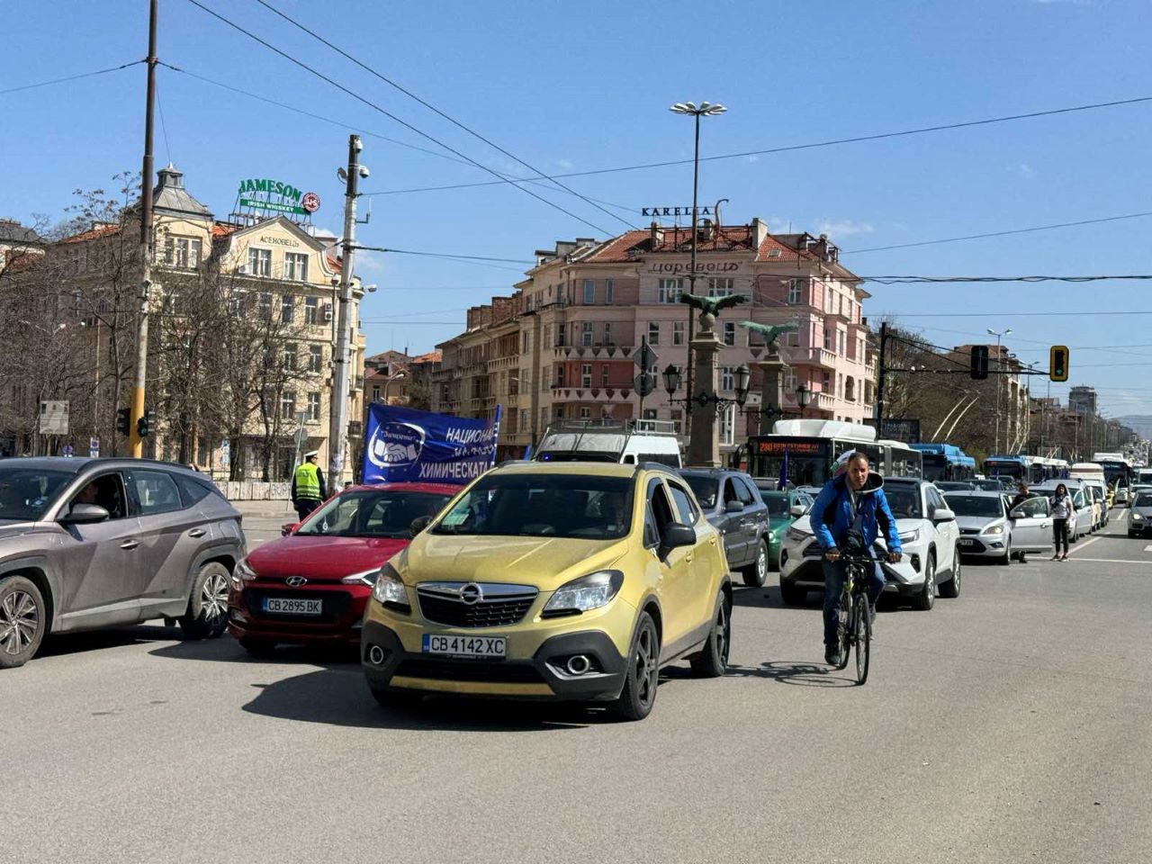 Протест и автошествие на синдикат "Защита" в центъра на София