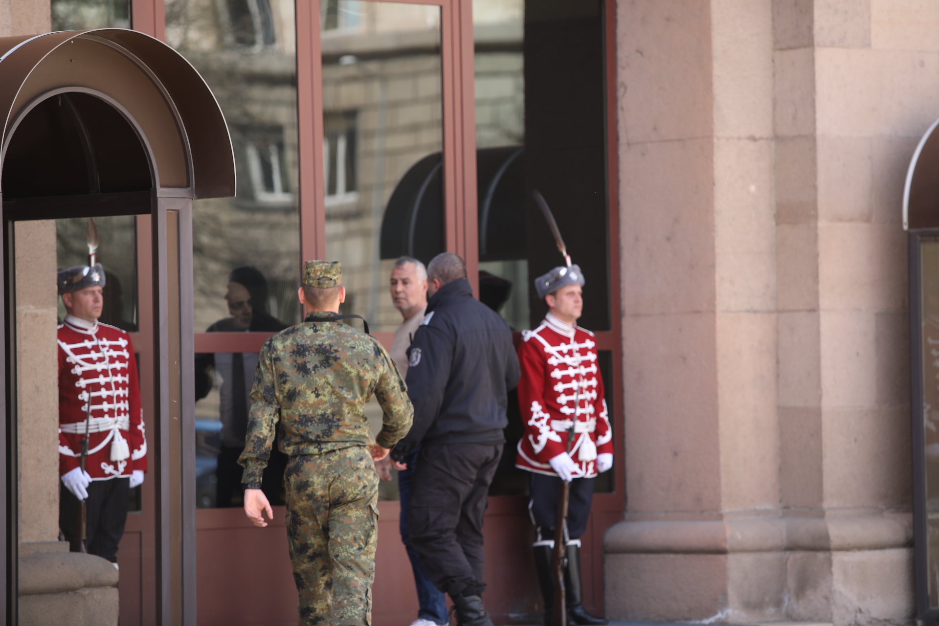 <p>Мъж се е опитал да нахлуе през официалния вход в сградата на президентската институция</p>