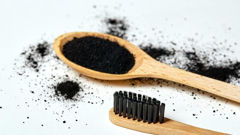  Как да използваме деен въглен в всекидневието 