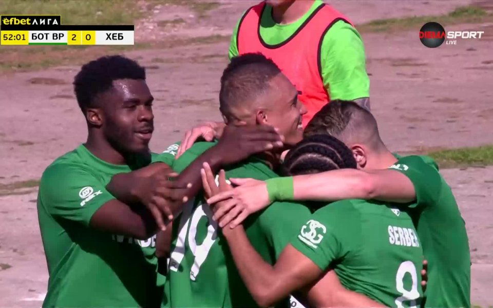 В 50-ата минута вратарят Бариос изрита топката в половината на