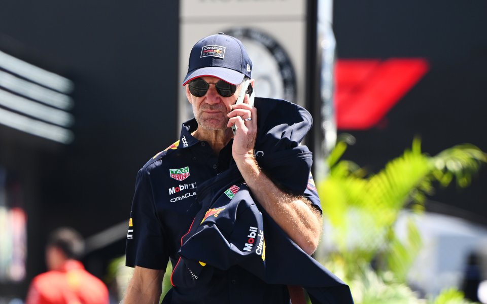 Астън Мартин опитва да отмъкне Ейдриън Нюи твърди Motorsport.com. Според