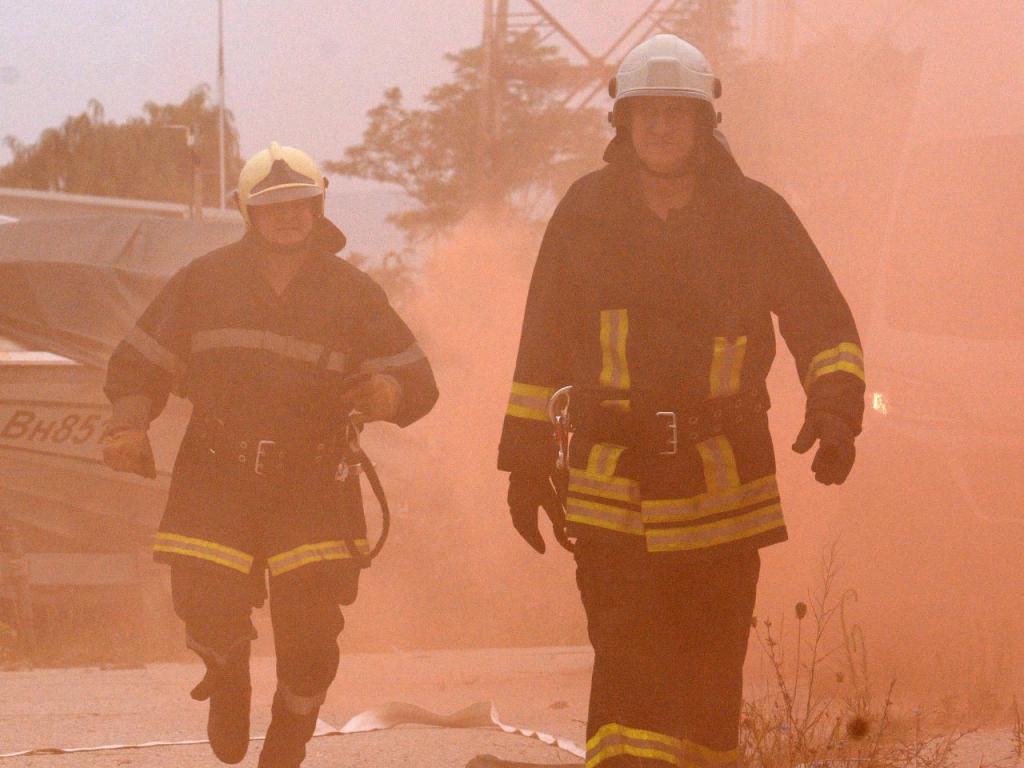 Два големи пожара горят в района на Копривщица.Огъня гасят служители