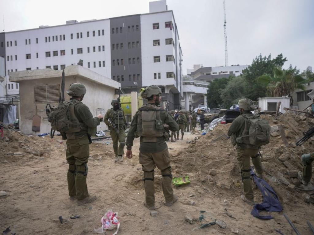 Израелската армия изтегля танкове от болницата Аш Шифа в град
